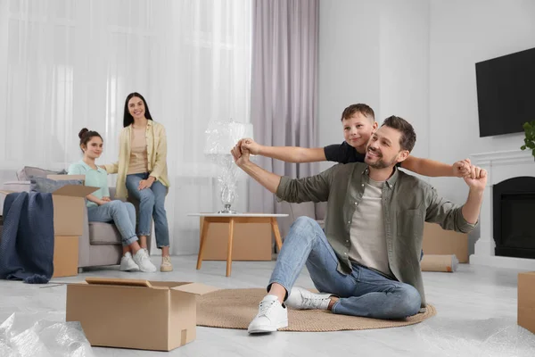 Glückliche Familie Die Zeit Einer Neuen Wohnung Verbringt Bewegender Tag — Stockfoto