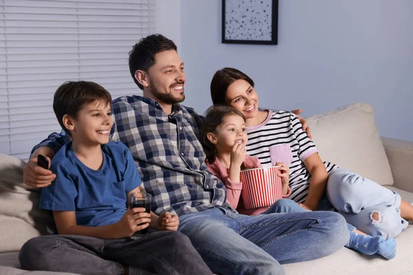 Szczęśliwa Rodzina Ogląda Telewizję Domu Wieczorem — Zdjęcie stockowe