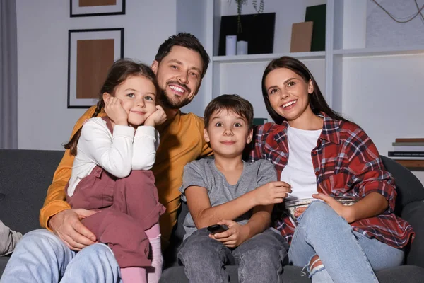 Šťastná Rodina Sleduje Televizi Doma Večerních Hodinách — Stock fotografie