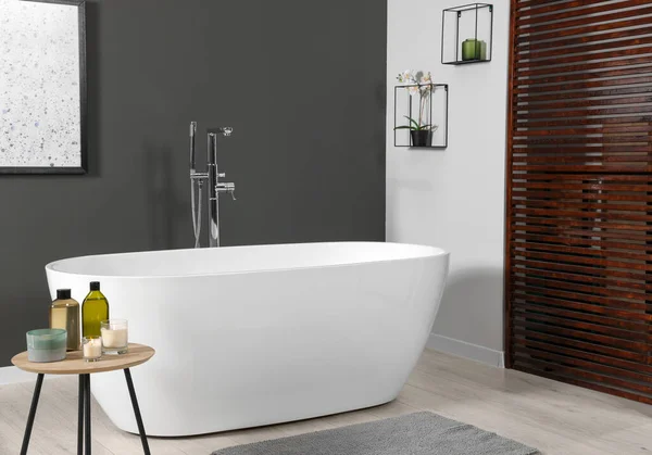 Elegante Baño Interior Con Bañera Cerámica Productos Cuidado Mesa Café — Foto de Stock