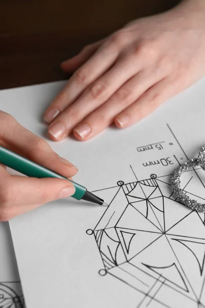 Kuyumcu Masada Kağıda Elmas Resmi Çiziyor Yakın Plan — Stok fotoğraf