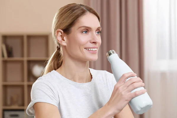 Glückliche Frau Mit Thermoflasche Zimmer — Stockfoto