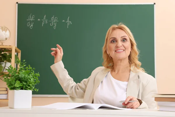 Καθηγητής Δείχνει Πράσινο Πίνακα Μαθηματική Εξίσωση Στην Τάξη — Φωτογραφία Αρχείου