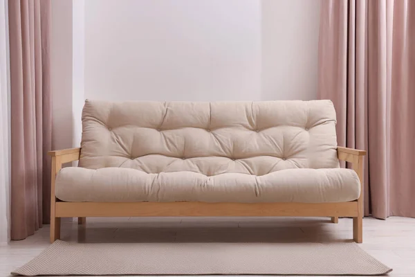 舒适的沙发 舒适的灯光下的地毯 室内设计 — 图库照片
