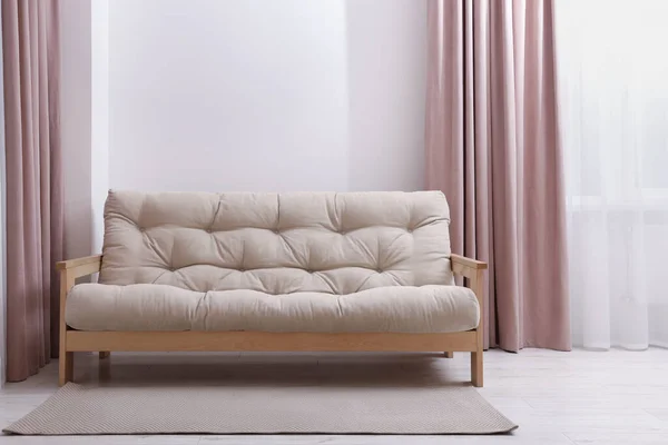 Canapé Confortable Avec Tapis Dans Une Pièce Lumineuse Confortable Design — Photo