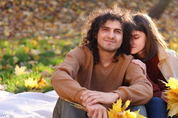 Glückliches Junges Paar Mit Trockenen Blättern Das Zeit Miteinander Herbstpark — Stockfoto