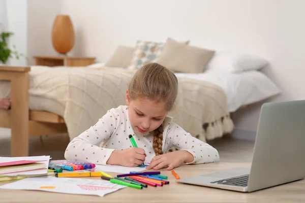 Little Girl Drawing Felt Tip Pen Online Course Home Time — Stock fotografie
