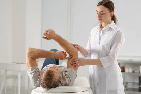 Professionele Orthopeed Die Arm Van Patiënt Kliniek Onderzoekt — Stockfoto