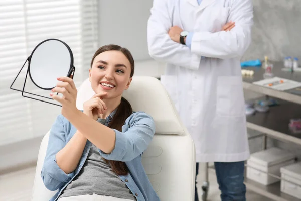 Jovem Mulher Olhando Para Seus Novos Implantes Dentários Espelho Dentro — Fotografia de Stock