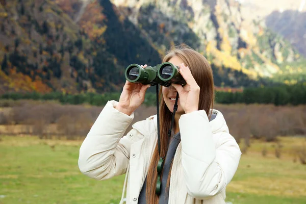 Woman Looking Binoculars Beautiful Mountains — Fotografia de Stock