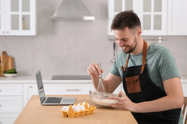 Mutlu Adam Mutfaktaki Masada Dizüstü Bilgisayarla Yemek Yapmayı Öğreniyor Hobi — Stok fotoğraf