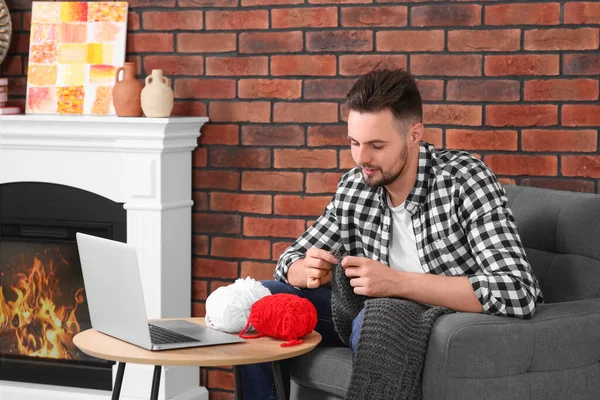 Człowiek Uczy Się Robić Drutach Kursami Online Domu Czas Hobby — Zdjęcie stockowe