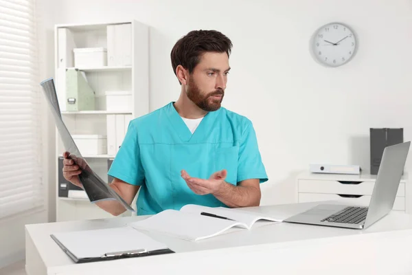 Médico Explicando Ressonância Magnética Por Videochat Hospital — Fotografia de Stock