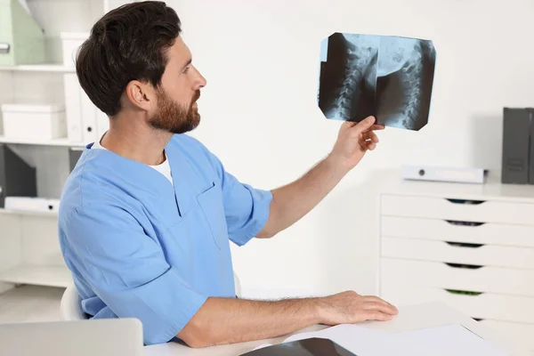 Médico Examinando Resonancia Magnética Del Cuello Hospital — Foto de Stock