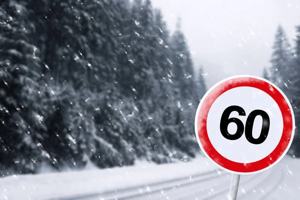 Autopista Con Velocidad Máxima Señal Tráfico Día Nevado Espacio Para — Foto de Stock