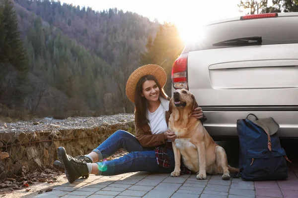 Mujer Feliz Perro Adorable Sentado Cerca Coche Las Montañas Viajar — Foto de Stock
