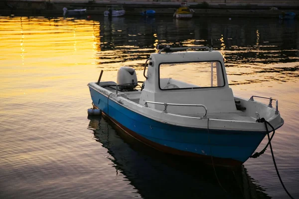 Vacker Utsikt Över Floden Med Förtöjd Båt Vid Solnedgången — Stockfoto