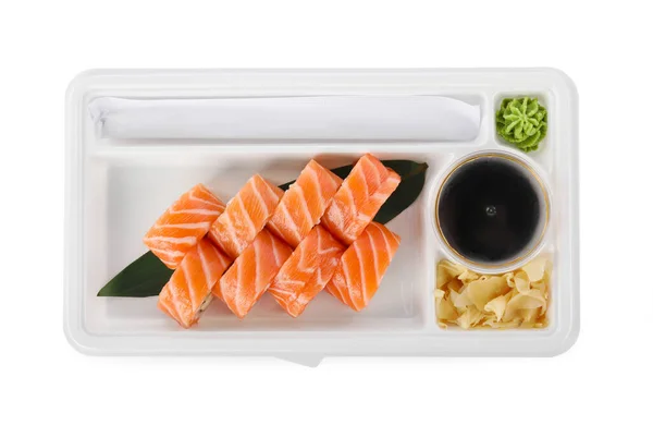 食品交付 美味的寿司卷 芥末和筷子装在塑料容器中 与白色 顶视图隔离 — 图库照片