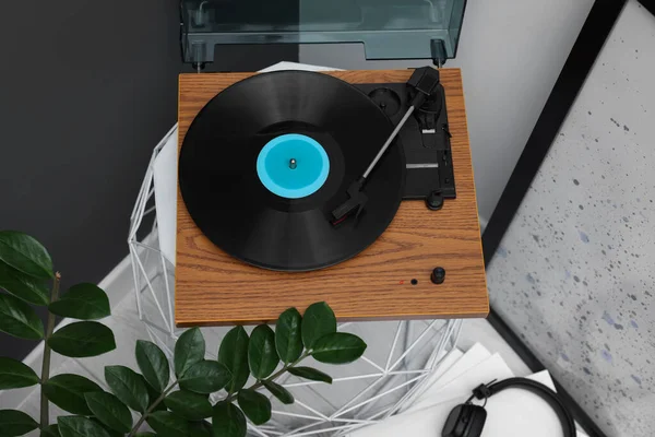 Stilvoller Plattenspieler Mit Schallplatte Auf Couchtisch Zimmer Oben Blick — Stockfoto