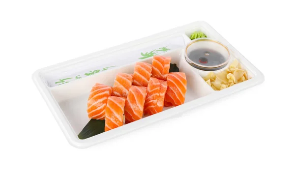 食品交付 用酱油 芥末和筷子制成的美味寿司卷 装在塑料容器中 用白色隔开 — 图库照片