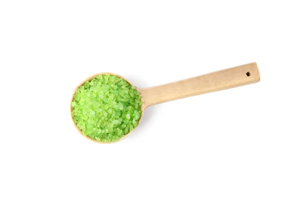 白色背景的绿色海盐木制勺子 顶部视图 — 图库照片