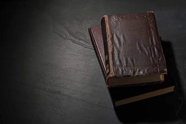 Régi Keménykötésű Könyvek Fekete Texturált Asztal Helyet Szöveges — Stock Fotó
