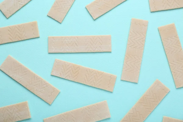 Many Sticks Tasty Chewing Gum Light Blue Background Flat Lay — Zdjęcie stockowe
