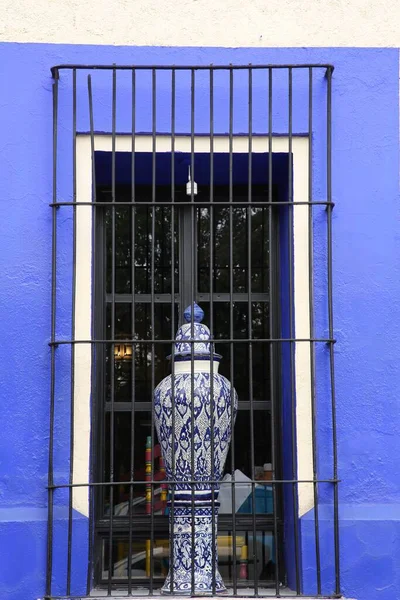 Edifício Azul Com Belas Janelas Grades Aço — Fotografia de Stock