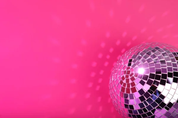 Glänzende Discokugel Auf Rosa Hintergrund Raum Für Text — Stockfoto