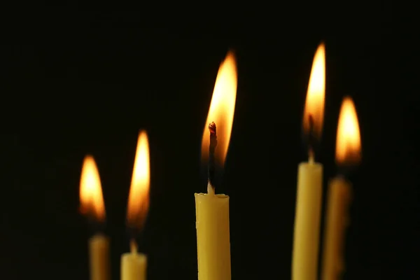 Κάψιμο Κεριών Μαύρο Φόντο Κοντινό Πλάνο — Φωτογραφία Αρχείου