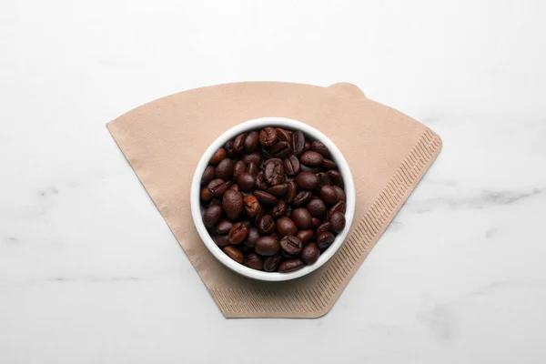 Papierkaffeefilter Und Bohnen Auf Weißem Marmortisch Draufsicht — Stockfoto