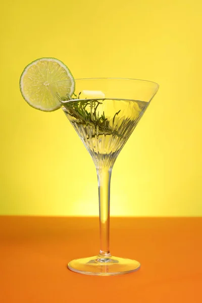 Copo Martini Refrescante Coquetel Com Fatia Limão Alecrim Mesa Laranja — Fotografia de Stock
