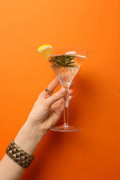 Vrouw Met Martini Glas Verfrissende Cocktail Met Citroenschijfje Rozemarijn Oranje — Stockfoto