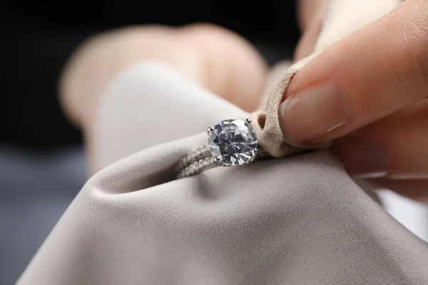 Joalheiro Anel Diamante Limpeza Com Pano Microfibra Close — Fotografia de Stock