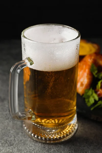 Taza Con Deliciosa Cerveza Alitas Pollo Horno Mesa Gris Primer —  Fotos de Stock