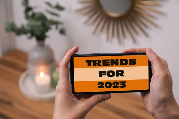 Trendy Pro Rok 2023 Text Displeji Telefonu Muž Používající Gadget — Stock fotografie