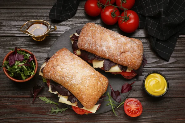 Heerlijke Sandwiches Met Lekkere Vulling Ingrediënten Houten Tafel Plat Gelegd — Stockfoto