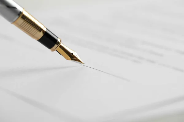 Documento Firma Con Pluma Estilográfica Primer Plano Servicios Notariales Imágenes de stock libres de derechos