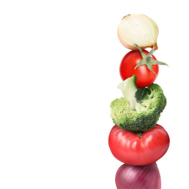 Beyaz arka planda farklı taze sebzeler yığını