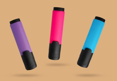 Menekşe, pembe ve açık mavi işaretler pastel turuncu arka planda