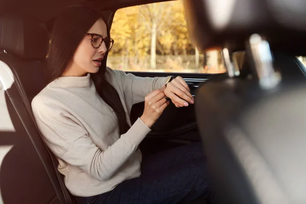 Συναισθηματική Γυναίκα Που Ελέγχει Ρολόι Στο Αυτοκίνητο Καθυστερημένη Αντίληψη — Φωτογραφία Αρχείου