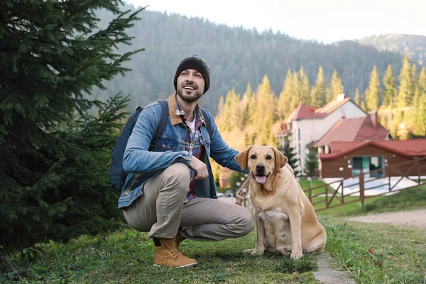 Szczęśliwy Człowiek Uroczy Pies Siedzący Zielonej Trawie Górach Podróżowanie Zwierzętami — Zdjęcie stockowe