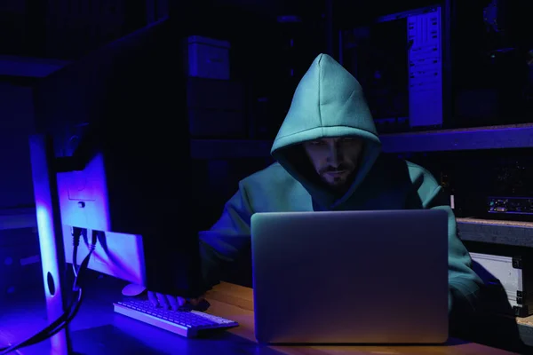 Хакер Работает Компьютерами Темной Комнате Кибератака — стоковое фото