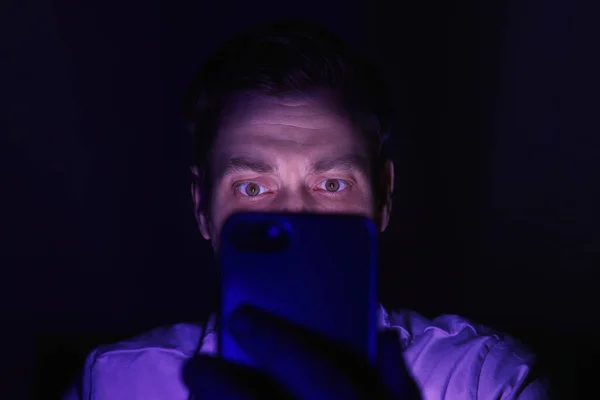 Geceleri Akıllı Telefon Kullanan Bir Adam Yakın Plan Nternet Bağımlılığı — Stok fotoğraf