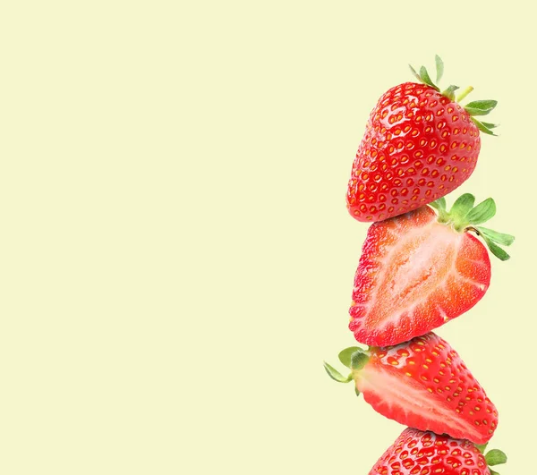 米色背景的新鲜草莓堆栈 文字空间 — 图库照片