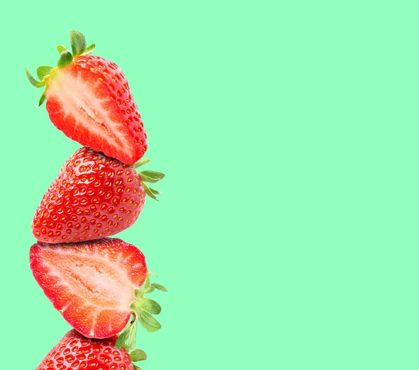 Stapel Frischer Erdbeeren Auf Aquamarin Hintergrund Platz Für Text — Stockfoto