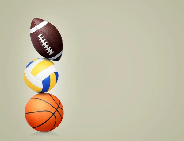 Stapel Van Verschillende Sport Ballen Beige Achtergrond Ruimte Voor Tekst — Stockfoto