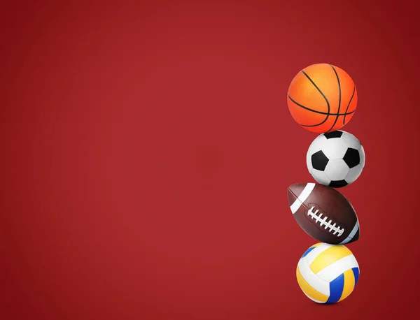 Стек Різних Спортивних Кульок Червоному Тлі Простір Тексту — стокове фото
