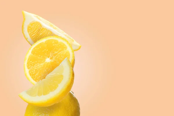 Стек Нарізаних Цілих Свіжих Лимонів Блідому Кораловому Фоні Простір Тексту — стокове фото