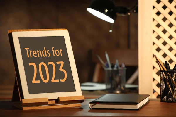 Trendy Pro Rok 2023 Text Displeji Tabletu Papírnictví Zařízení Dřevěném — Stock fotografie